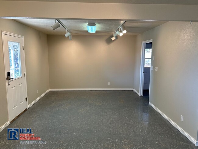 Building Photo - Updated 1 Bedroom apartment in Veyo