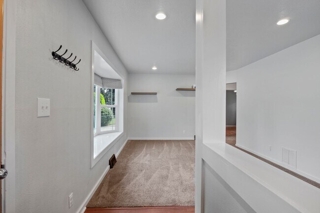 Foto del edificio - South Hill Corner Lot 5 Bed 1 Bath updated...