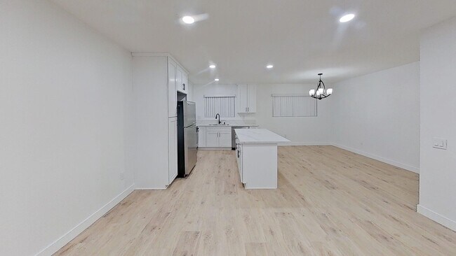 Foto del edificio - Beautiful & Cozy West Hills Adjacent Condo in Secure Building - MOVE IN READY