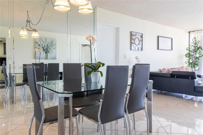 Foto del edificio - 3701 N Country Club Dr