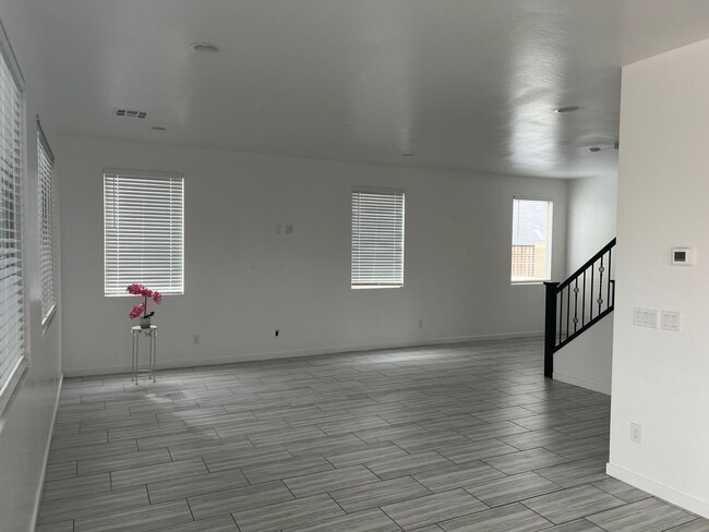 Building Photo - gated community 4 bed 2 bath home