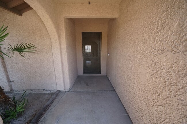 Building Photo - SHOWINGS AVAILABLE NOW