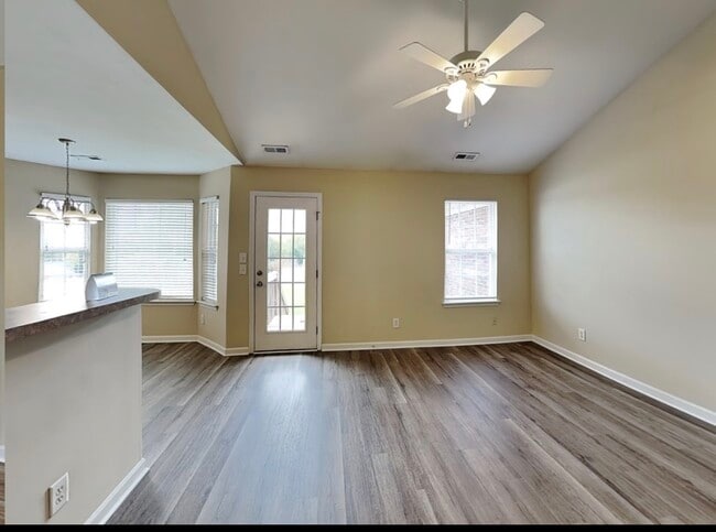 Foto del edificio - 2121 Centergrove Rd