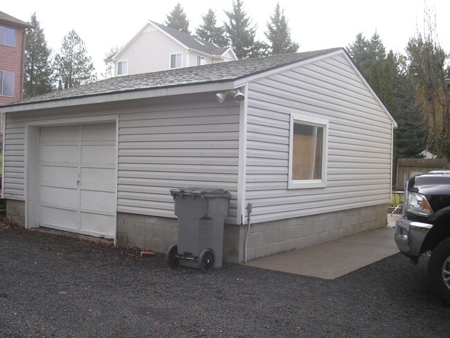 Building Photo - 4 Bd/2.5 Ba located on Pioneer Hill!