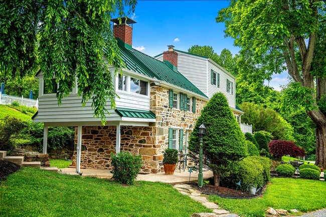 Building Photo - 607 E Wheel Rd