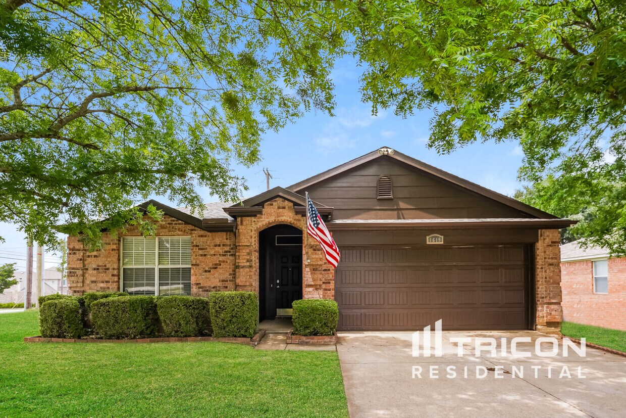 Primary Photo - 1619 Columbia Drive Glenn Heights TX