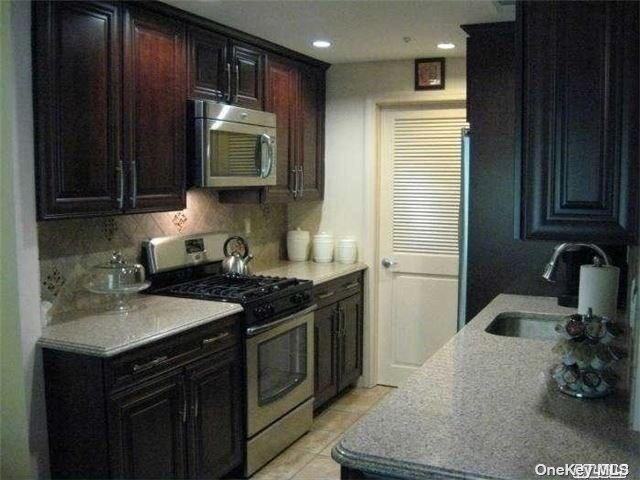 Primary Photo - 425 Clubhouse Ct