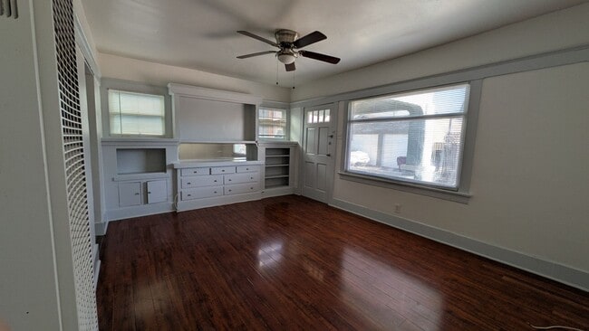 Foto del edificio - Spacious 1 Bedroom in Long Beach !!!