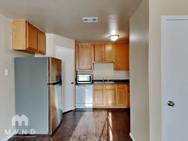 Foto del edificio - 314 Queens Ct N