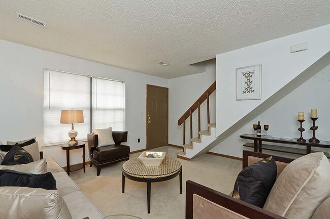 Building Photo - 2023 Essex Dr