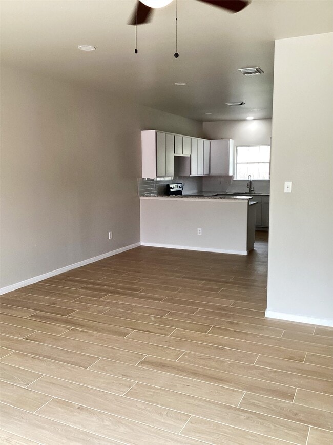 Building Photo - 10445 Wicklowe St