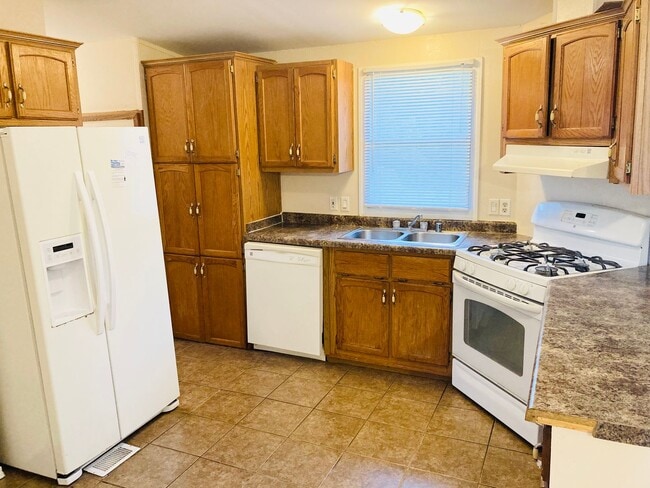 Building Photo - Great Home With Large Yard