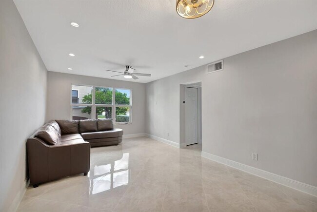 Foto del edificio - 2400 NE 33rd Ave