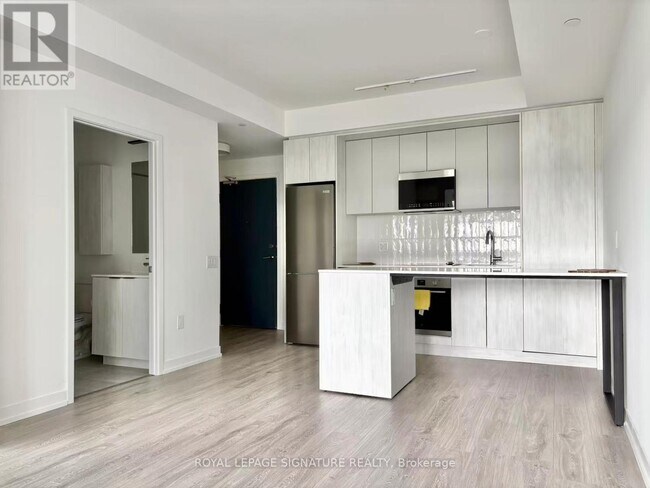 Photo du bâtiment - 2485 Eglinton Ave W