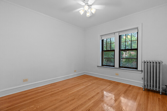Building Photo - 824 Mulford St
