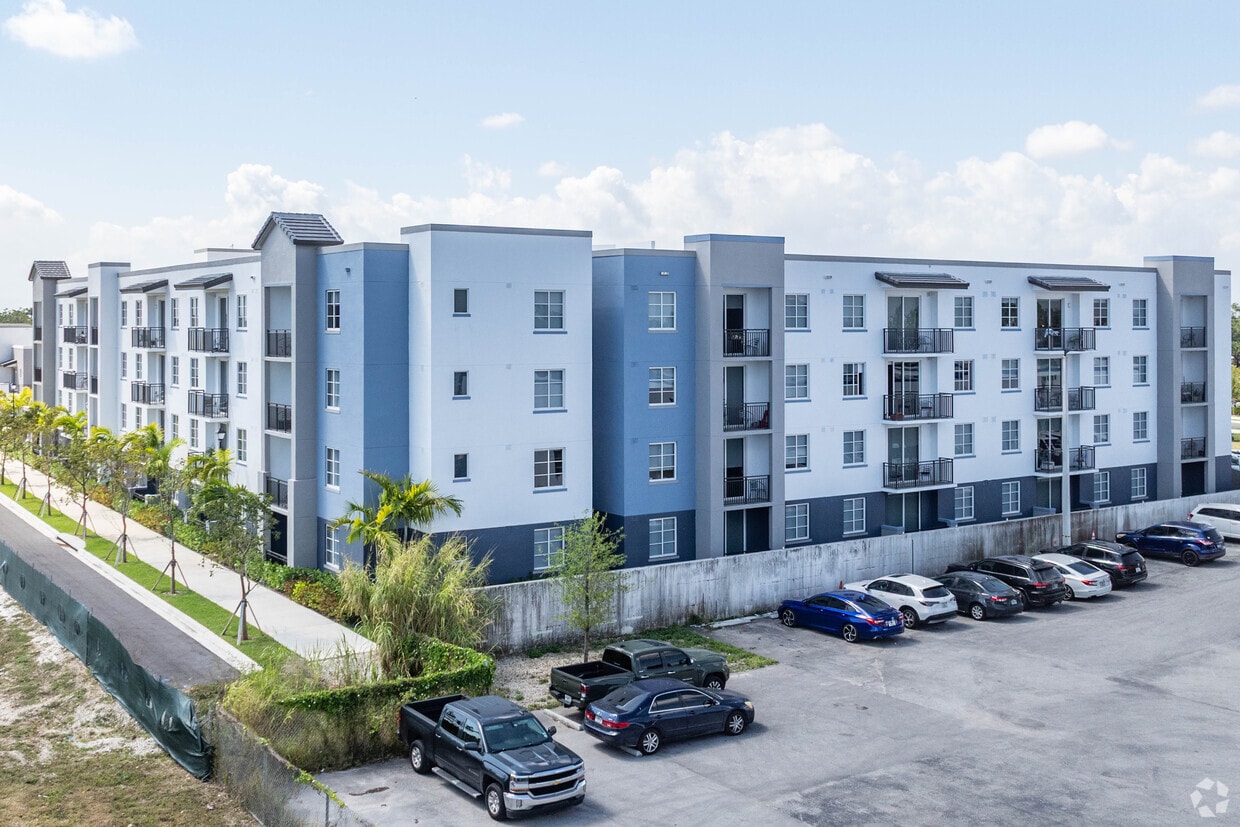 Primary Photo - Pinnacle at Tropical Pointe