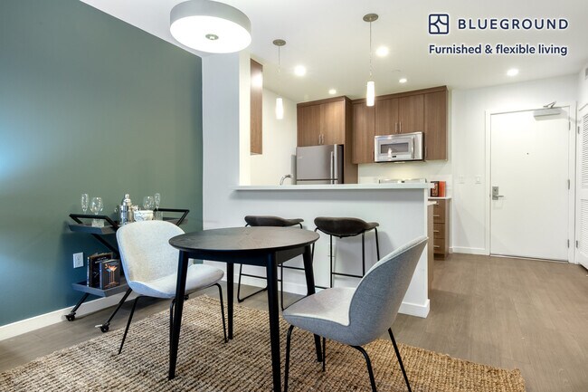 Foto del edificio - 375 N La Cienega Blvd