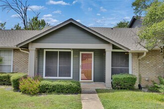 Building Photo - 1015 E Yager Ln