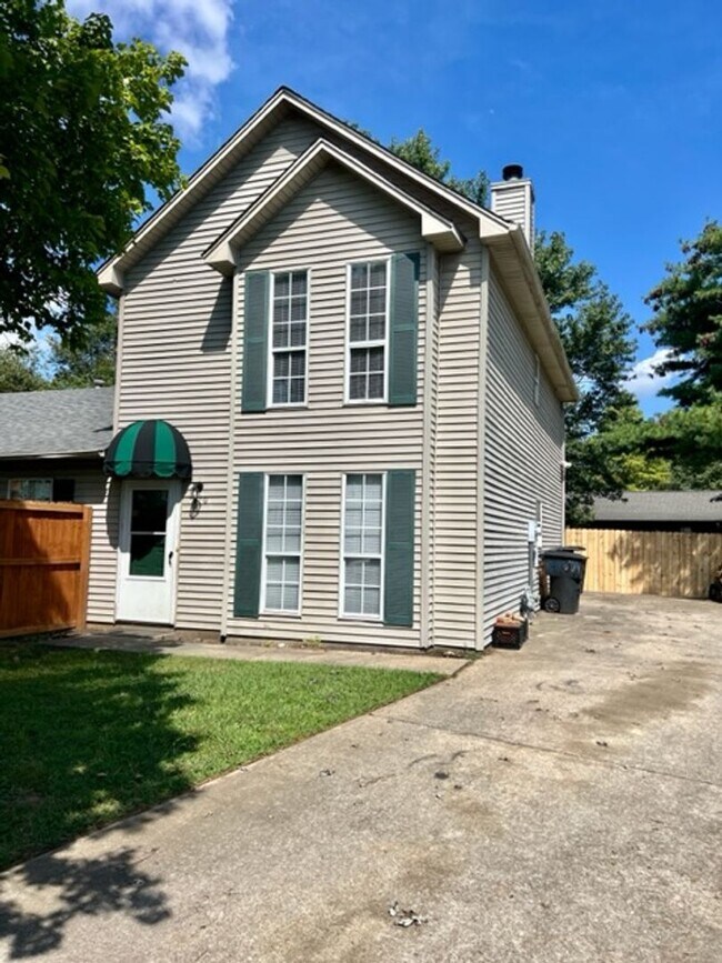 Building Photo - 2 Bed/1.5 Bath Towhome on Cul-De-Sac, *Backyard Privacy Fence*