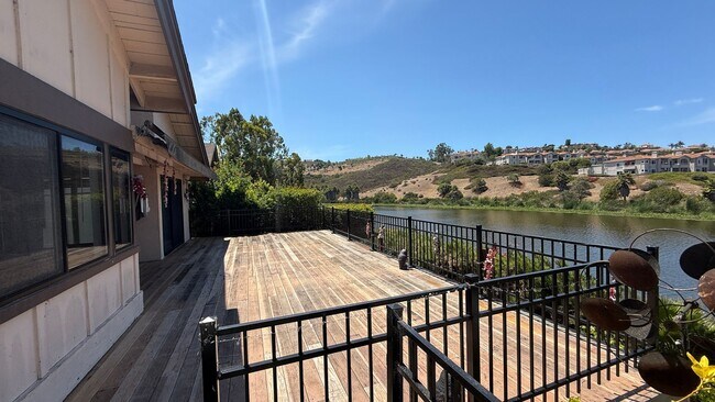 Foto del edificio - Beautiful Waterfront on Lake San Marcos!
