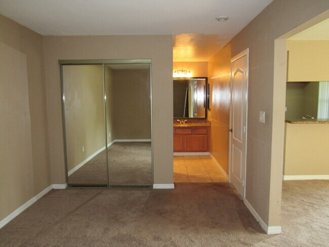 Building Photo - Studio-Like Junior One Bedroom in a Quiet ...