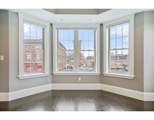 Building Photo - 689 E 4th St