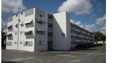 Building Photo - 1333 E Hallandale Beach Blvd