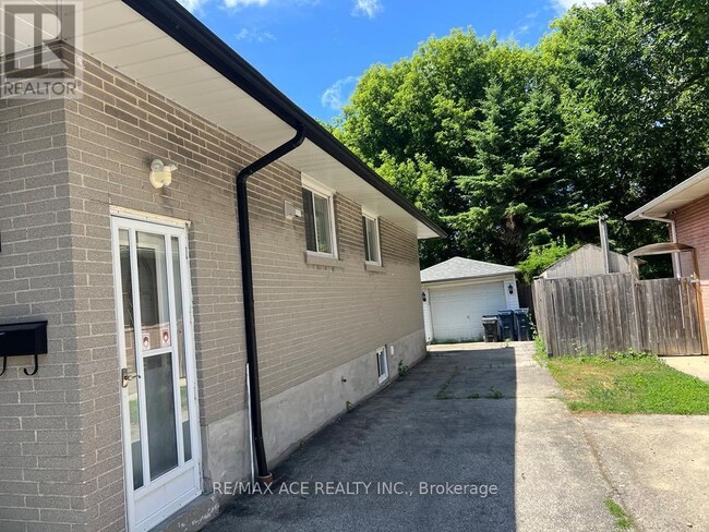 Building Photo - 30 Oakridge Dr
