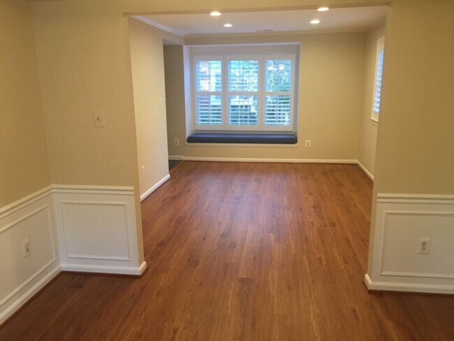 Building Photo - Beautiful 3 BR 2.5 BA in sought after Kenw...