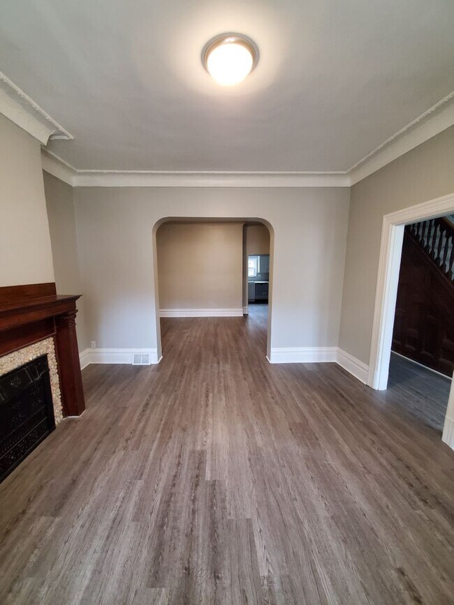 Building Photo - Available MAY 1st 2024 - 3 Bedroom, 2 Bath...