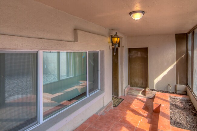 Foto del edificio - 2619 E Prince Rd