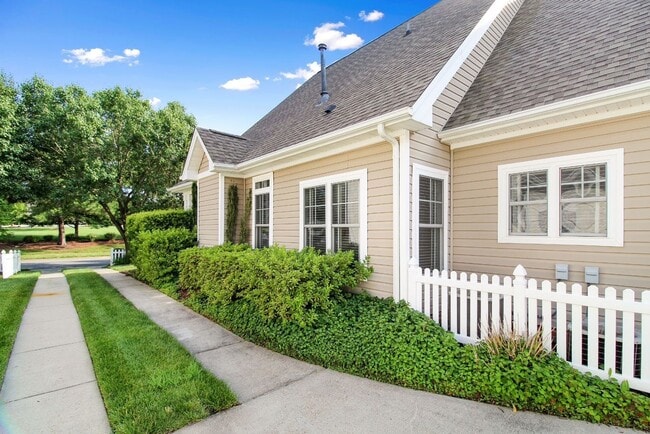 Building Photo - Beautiful Home in Stonehouse!