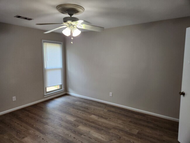 Building Photo - 33A / 33B  IL Rental