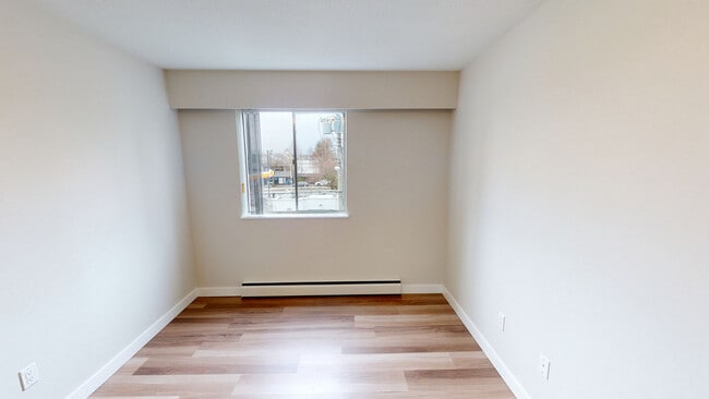 Photo du bâtiment - 8675 French