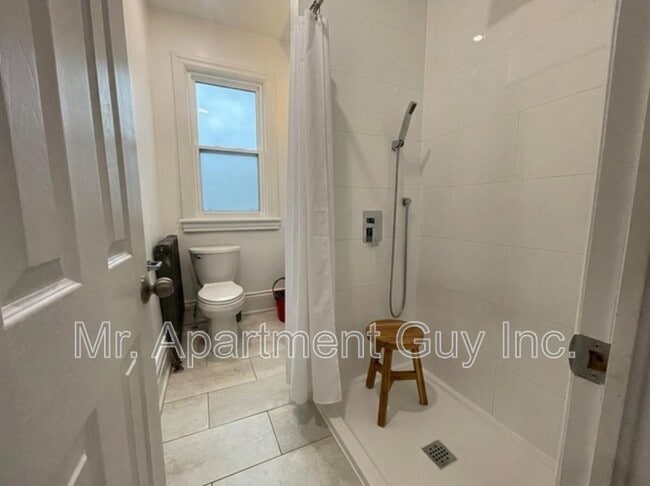 Building Photo - 57 Barton St E