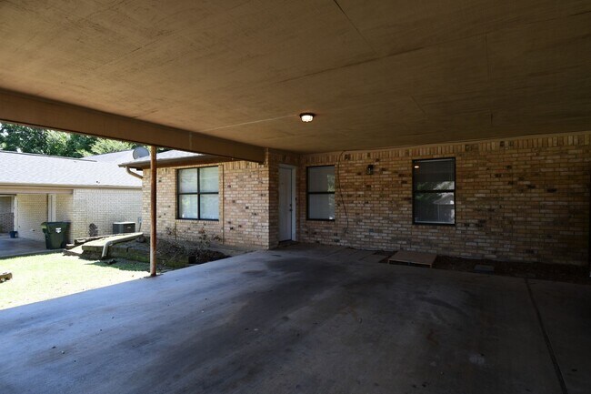 Building Photo - Two Bedroom, Two Bathroom Duplex Near University Of Texas At Tyler