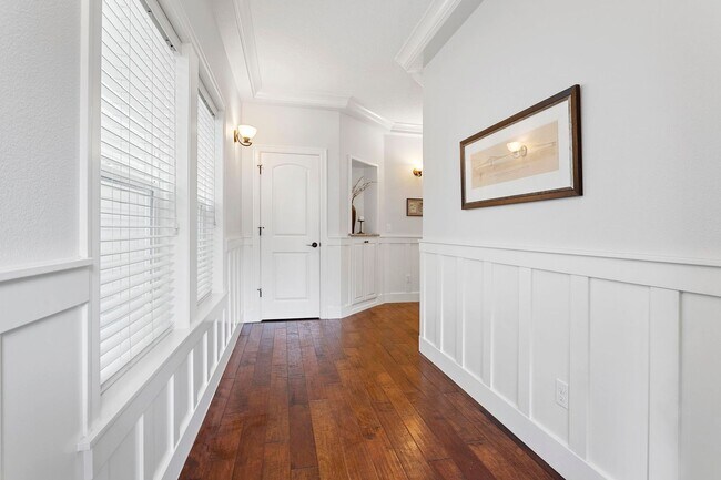 Foto del edificio - Beautiful 4-bdr/2.5 bath Hillsboro home w/ fireplace near nature area, Intel, Nike, and more