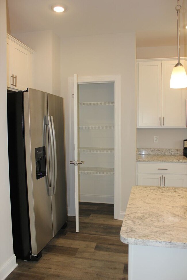 Foto del edificio - End Unit Townhouse for Rent in Crescent Ridge