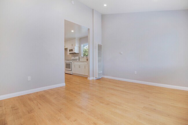Foto del edificio - Olive Avenue Triplex