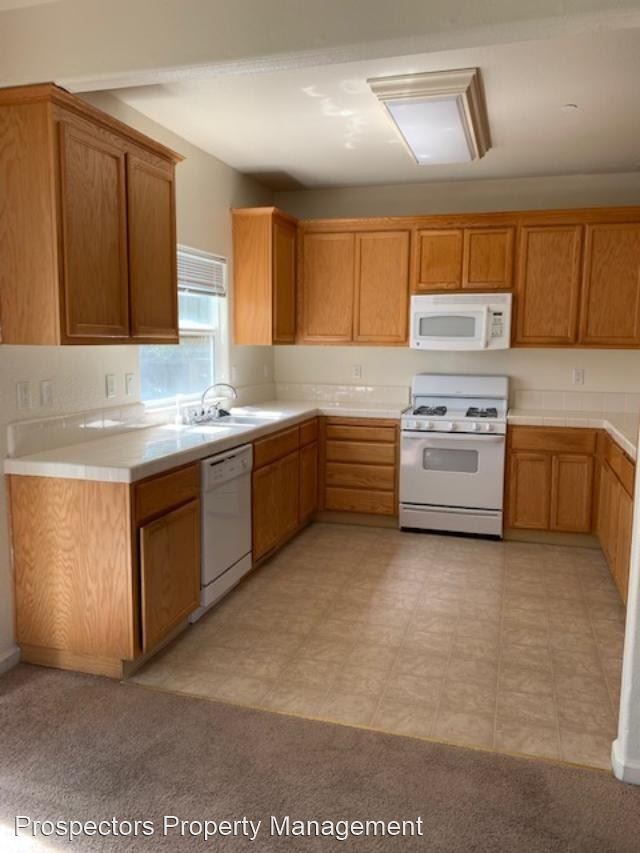 Building Photo - 4 br, 2.5 bath House - 16925 Church St