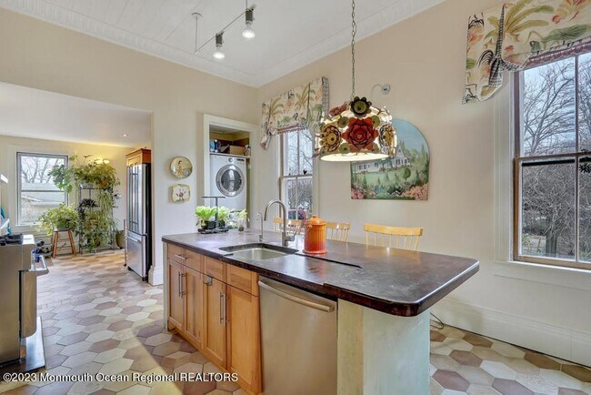 Building Photo - 489 Cedar Ave