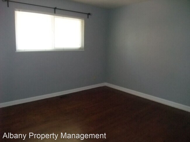Building Photo - 2 br, 1 bath House - 1550 NW Van Buren Ave