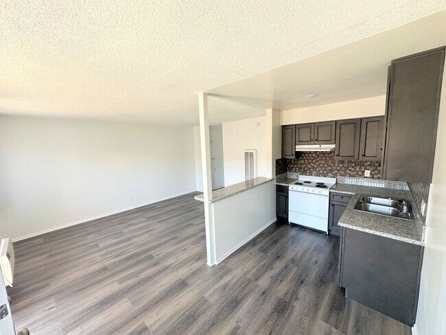 Foto del edificio - Nicely updated 1bd/1ba with parking included! Laundry on site!!