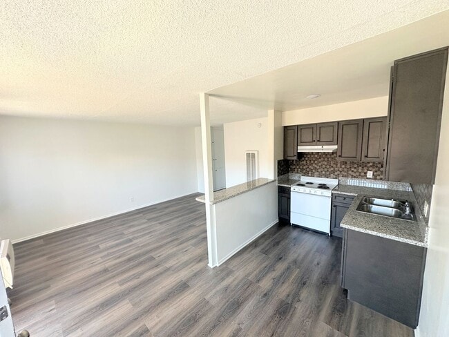 Building Photo - Nicely updated 1bd/1ba with parking included! Laundry on site!!