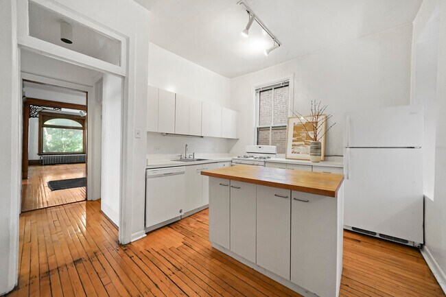 Building Photo - 2141 W Caton St