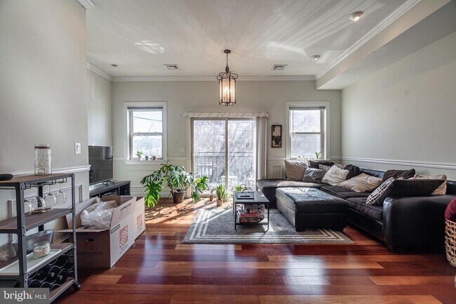 Foto del edificio - 329 W Girard Ave
