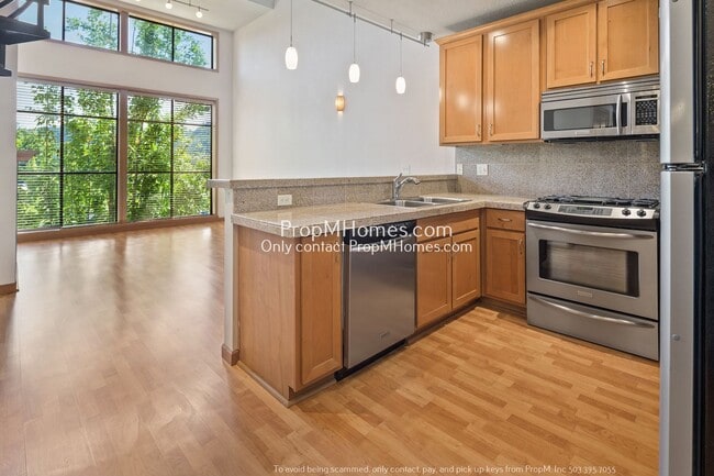 Foto del edificio - Light-Filled Top Floor Two Bedroom Plus Lo...