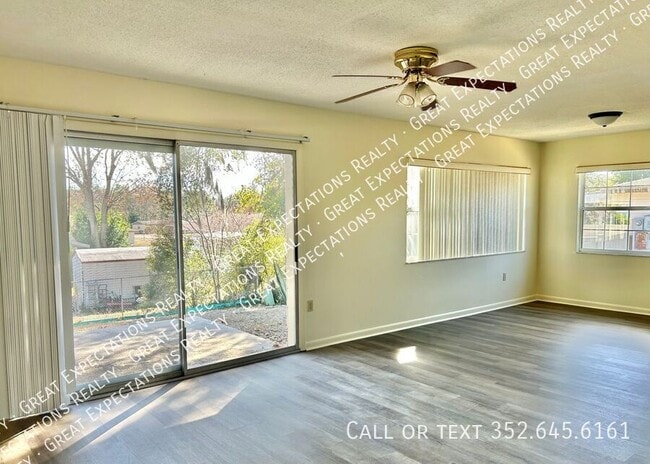 Building Photo - 523 Bahia Cir Track