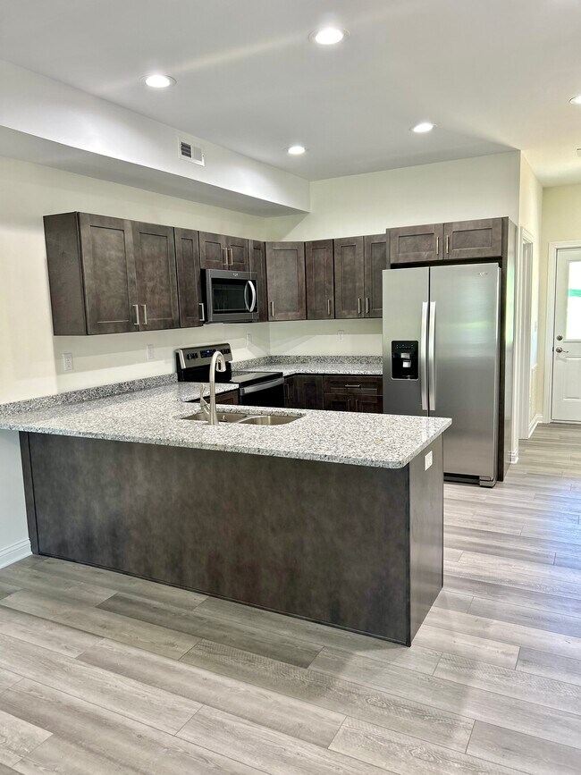Kitchen - 208 Fairway Ln