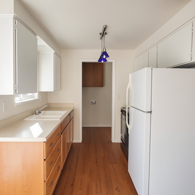 Building Photo - 2 bedroom 1 bath, pet-friendly, duplex uni...